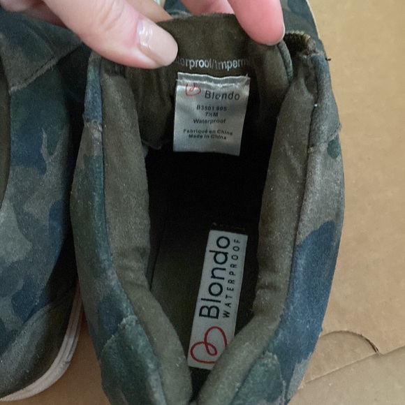 Blondo Waterproof Camouflage Zip-up Sneakers - Picture 6 of 6